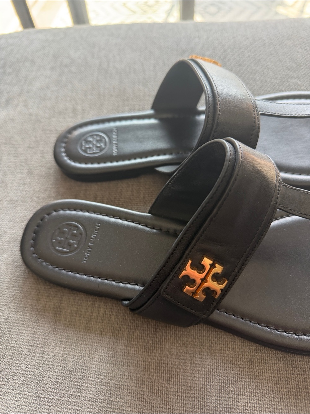 Tory Burch Black Leather Thong Sandals with Gold Logo - Picture 2 of 4